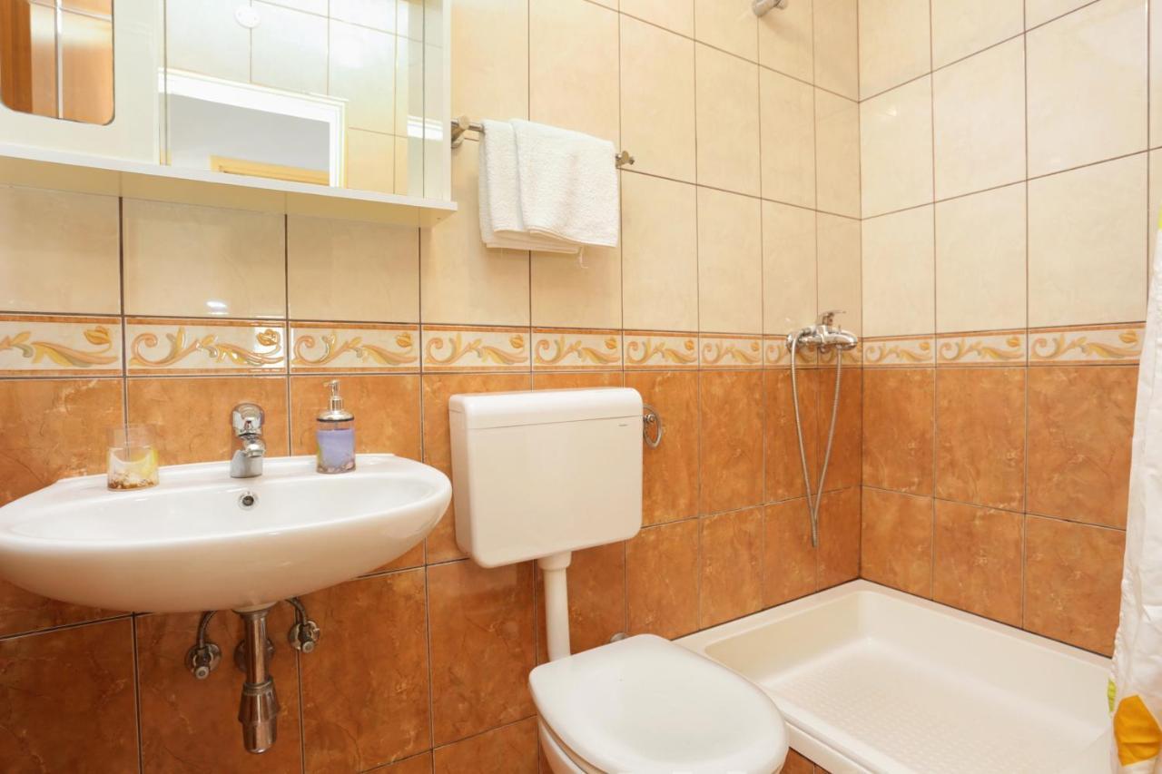 Apartments By The Sea Brela, Makarska - 6688 Ngoại thất bức ảnh