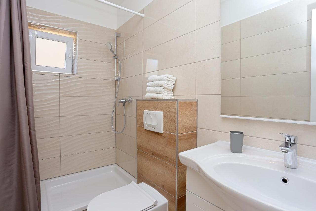Apartments By The Sea Brela, Makarska - 6688 Ngoại thất bức ảnh