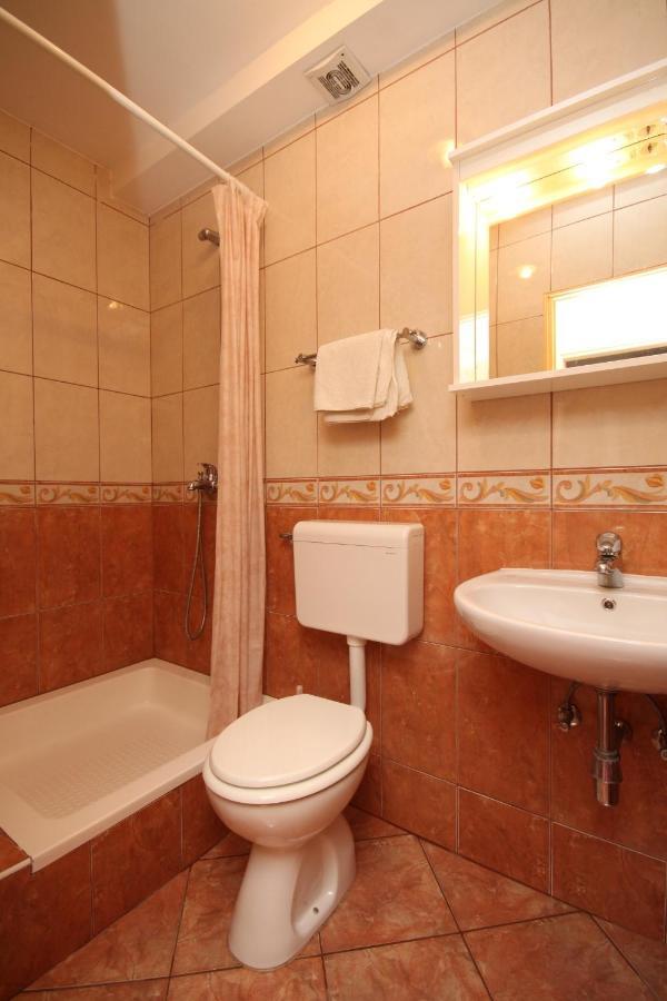 Apartments By The Sea Brela, Makarska - 6688 Ngoại thất bức ảnh