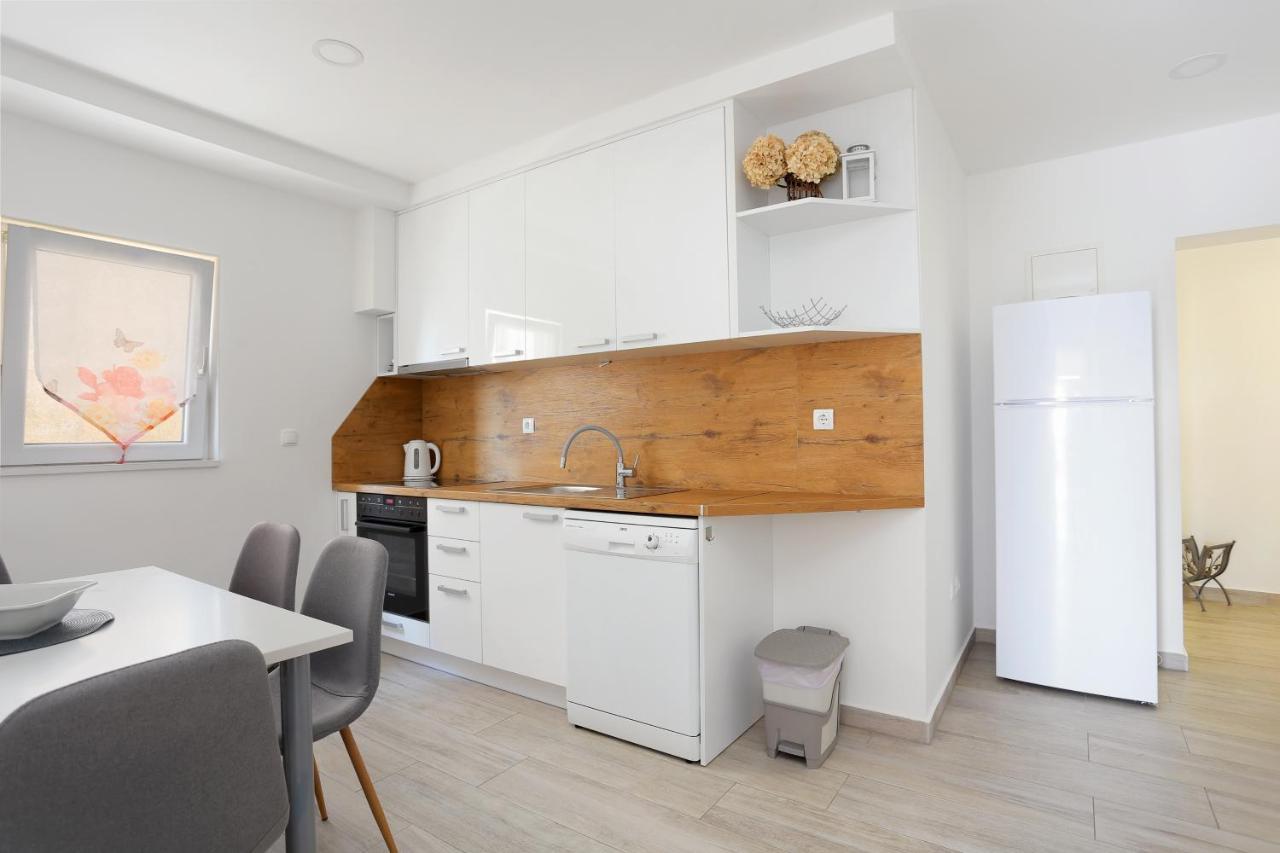 Apartments By The Sea Brela, Makarska - 6688 Ngoại thất bức ảnh