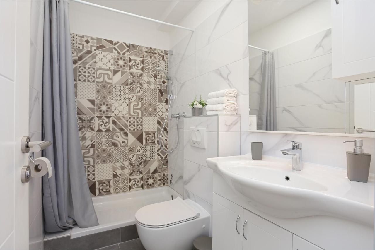 Apartments By The Sea Brela, Makarska - 6688 Ngoại thất bức ảnh