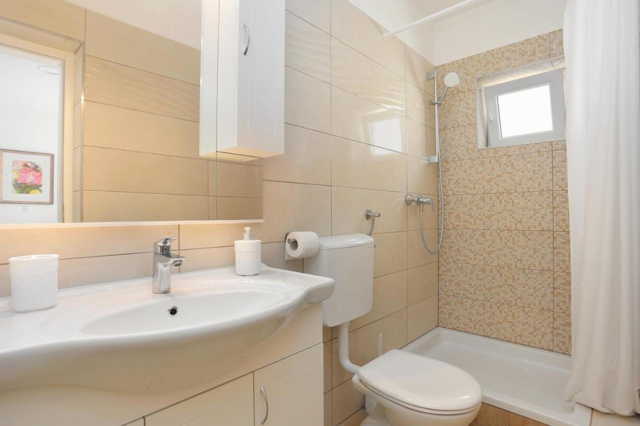 Apartments By The Sea Brela, Makarska - 6688 Ngoại thất bức ảnh