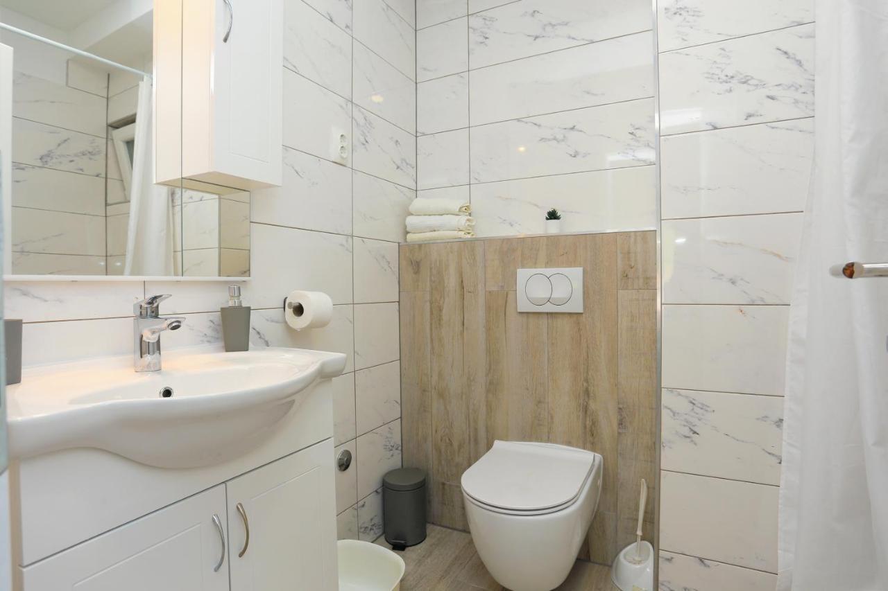 Apartments By The Sea Brela, Makarska - 6688 Ngoại thất bức ảnh