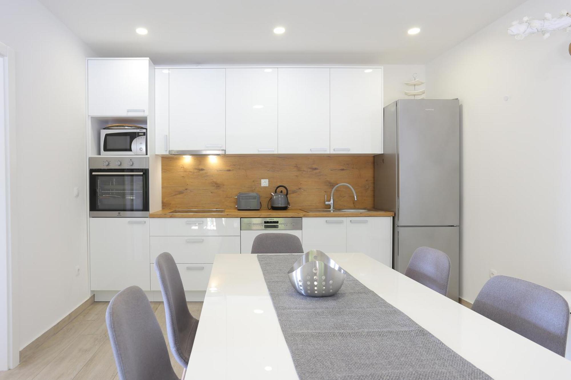 Apartments By The Sea Brela, Makarska - 6688 Phòng bức ảnh