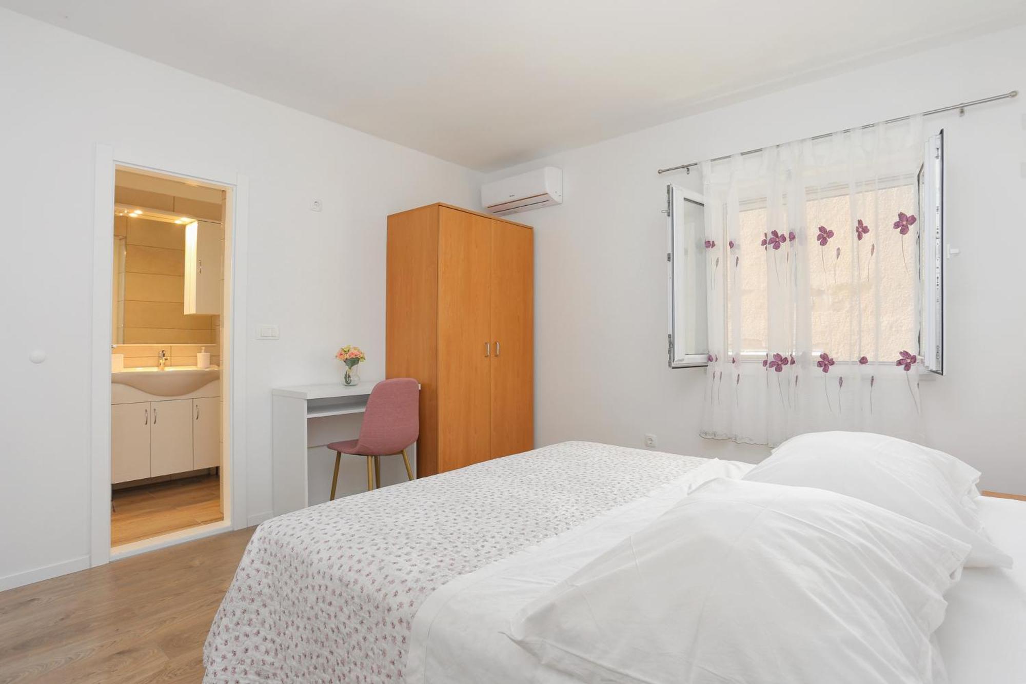 Apartments By The Sea Brela, Makarska - 6688 Phòng bức ảnh